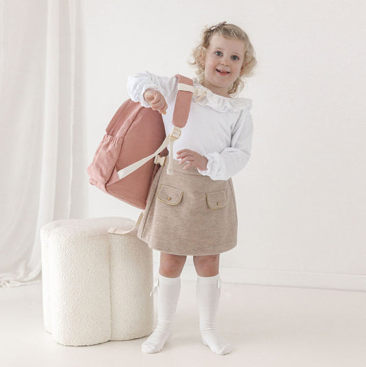 Zijaanzicht van rugzakje Luca met elastisch zijvak voor drinkbus – praktische kinderrugzak met naam