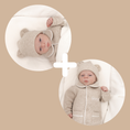 Afbeelding laden in Galerijviewer, Setje George – luxe gebreid babykruippakje met teddy mutsje en naam geborduurd, warm en stijlvol newborn setje
