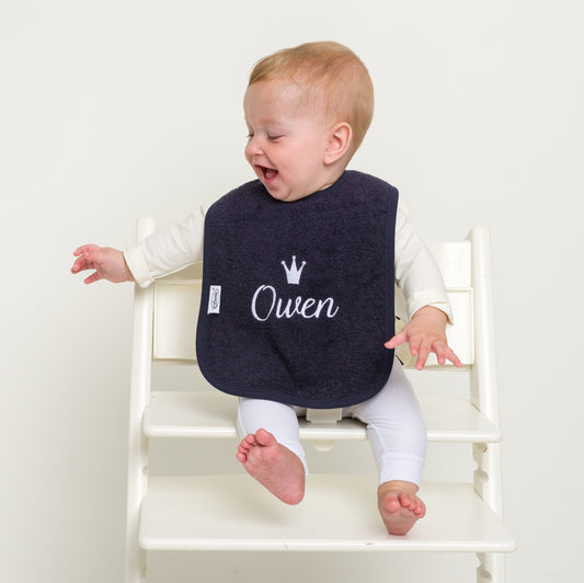 Blauwe slab Noor met geborduurde naam – gepersonaliseerd slabbetje van Little Steps