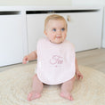 Afbeelding laden in Galerijviewer, Roze slab Noor met naam geborduurd – gepersonaliseerd slabbetje voor baby meisje van Little Steps
