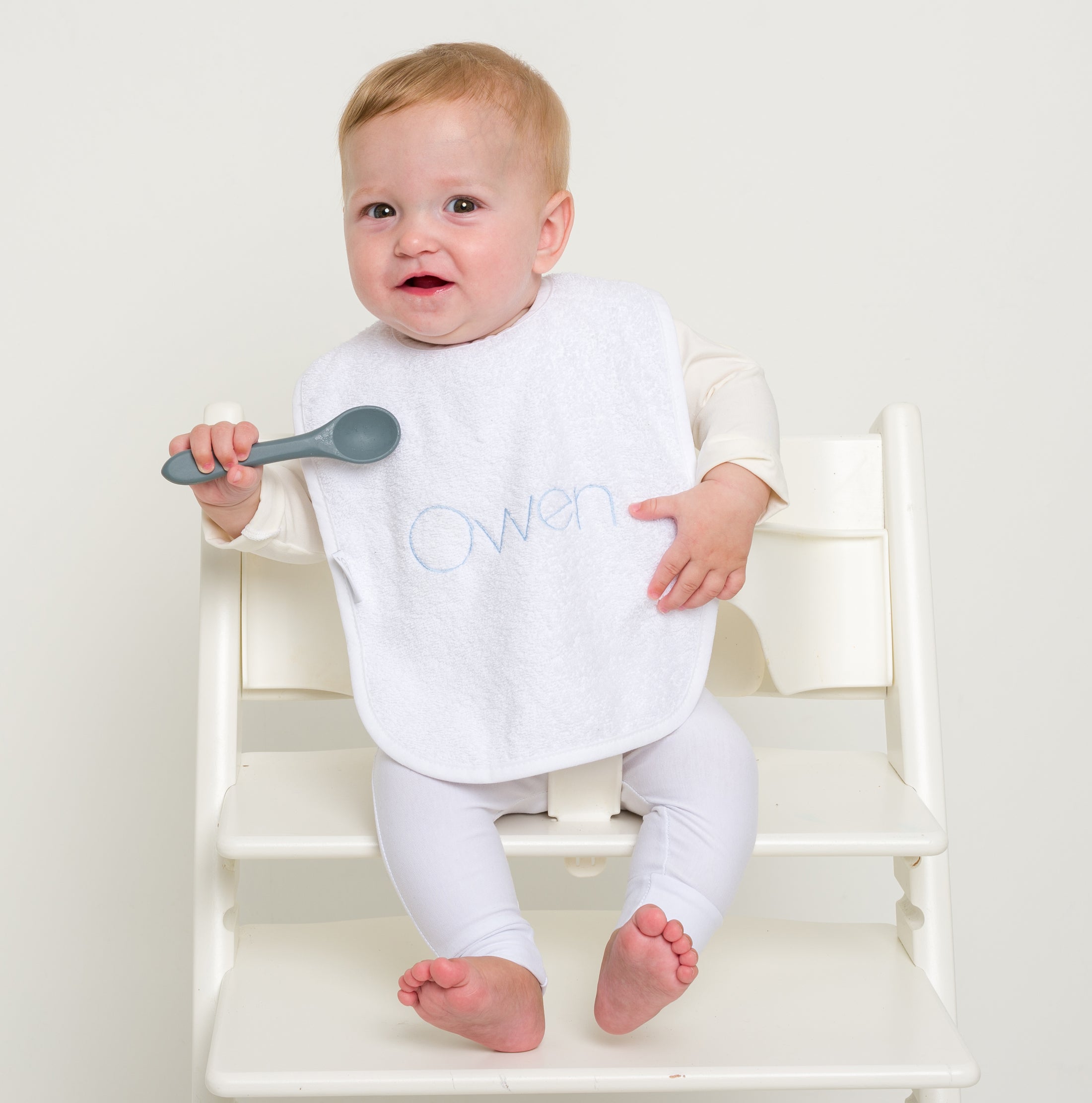 Witte slab Noor met naam geborduurd – gepersonaliseerd slabbetje van Little Steps