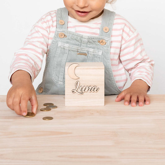 Houten spaarpot kubus met naam – strak design, gepersonaliseerde spaarpot met gravure of 3D naam van Little Steps