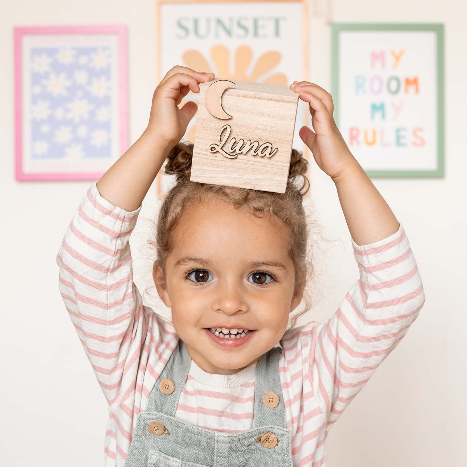 Houten spaarpot kubus met naam – gepersonaliseerd cadeau in natuurlijke houtkleur, stijlvol en duurzaam