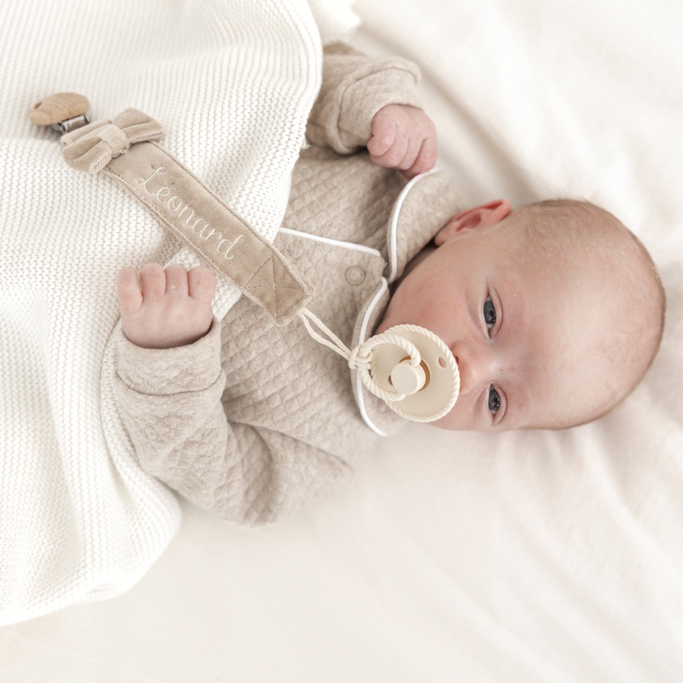 Speenlint Velvet met naam – zacht velvet speenkoord met strikje van Little Steps