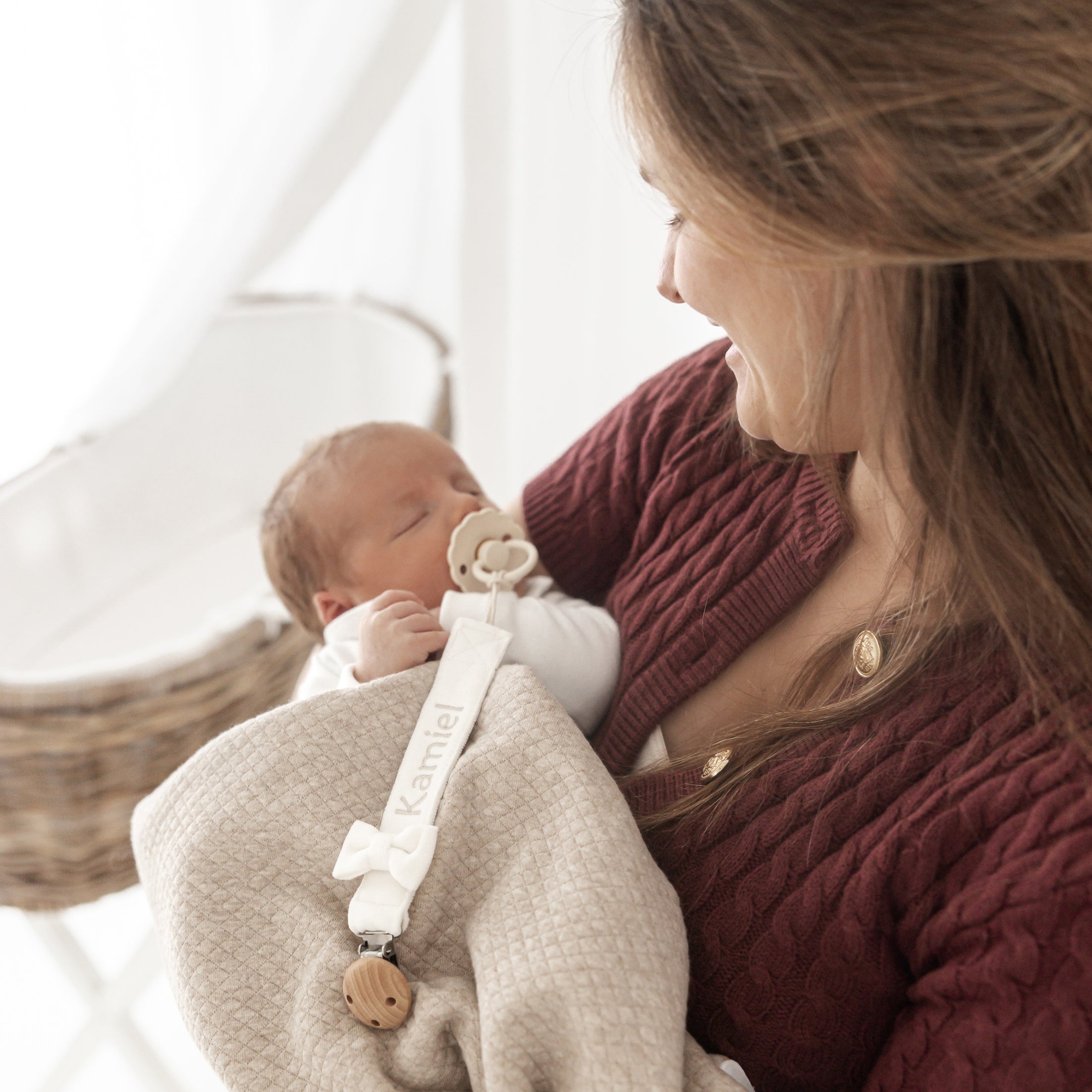 Wit Speenlint Velvet met naam – zacht velvet speenkoord met strikje, handgemaakt door Little Steps