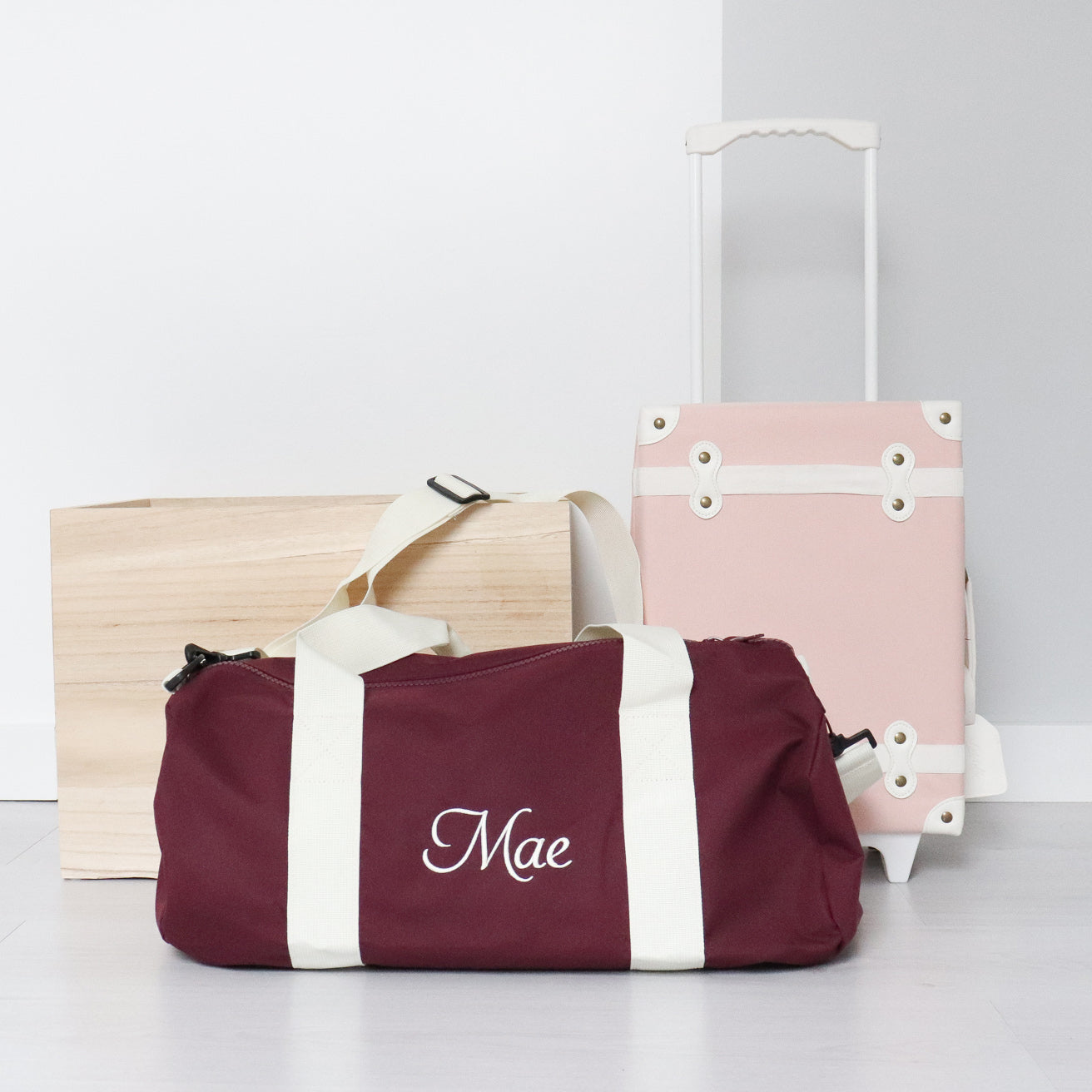 Bordeaux sporttas met naam – stijlvolle gepersonaliseerde kindertas voor turnen of zwemmen
