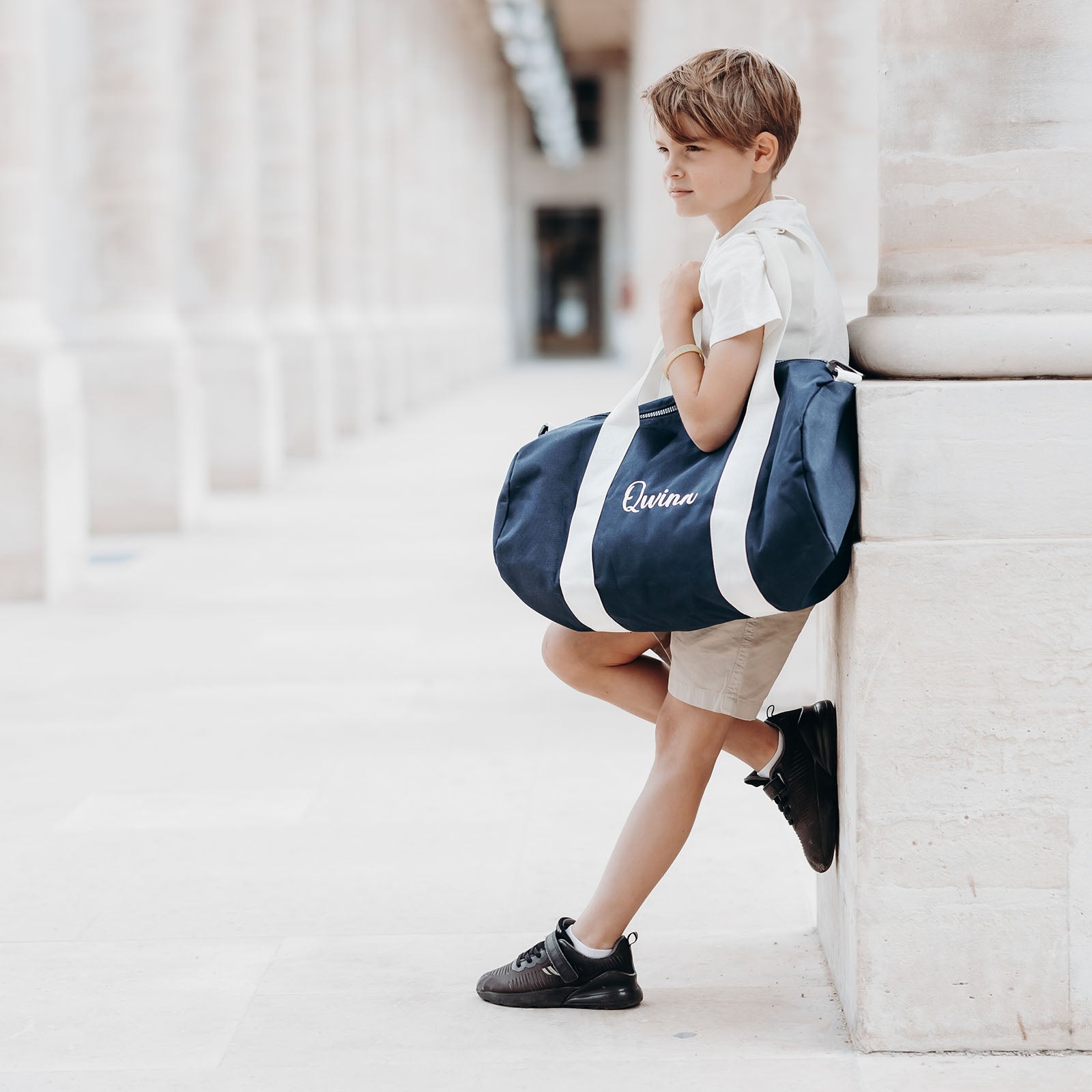 Donkerblauwe sporttas met naam geborduurd – stevige gepersonaliseerde kindertas van Little Steps