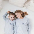 Afbeelding laden in Galerijviewer, Sweater met naam voor kind – zachte gepersonaliseerde kindersweater van Little Steps
