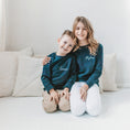 Afbeelding laden in Galerijviewer, Kindersweater met naam – comfortabel en gepersonaliseerd, leuk voor fotoshoot of cadeau
