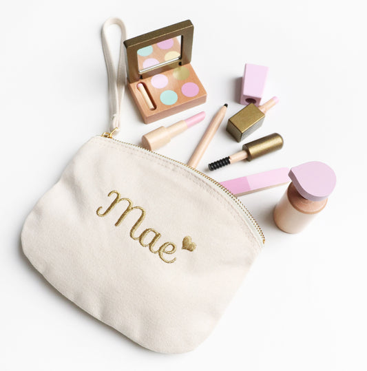 Beige toilettas Camiel met naam geborduurd – stijlvol gepersonaliseerd cadeau van Little Steps