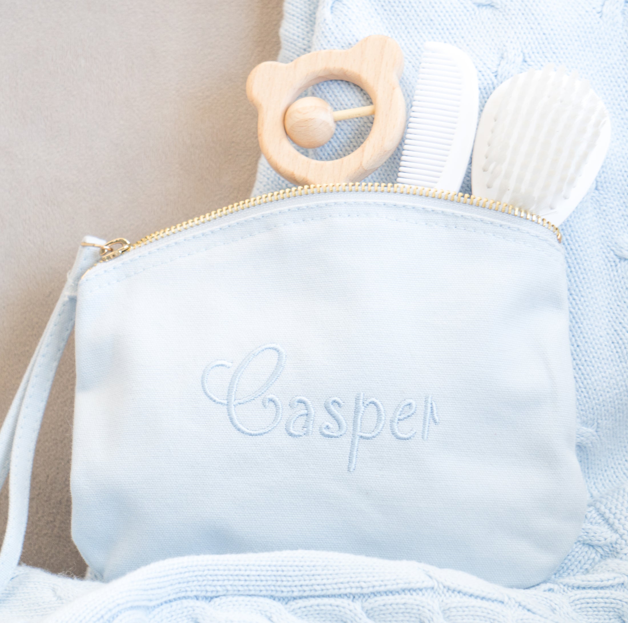 Lichtblauwe toilettas Camiel met naam geborduurd – gepersonaliseerd toilettasje voor baby of kind