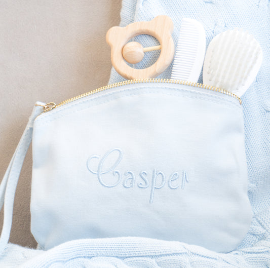 Lichtblauwe toilettas Camiel met naam geborduurd – gepersonaliseerd toilettasje voor baby of kind