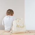 Afbeelding laden in Galerijviewer, Beige turnzak met naam geborduurd – praktische gepersonaliseerde kindertas van Little Steps
