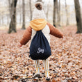 Afbeelding laden in Galerijviewer, Donkerblauwe turnzak met naam – stevige en gepersonaliseerde kindertas van Little Steps
