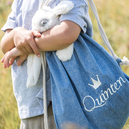 Lichtblauwe turnzak met naam geborduurd – gepersonaliseerde kindertas van Little Steps