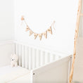 Afbeelding laden in Galerijviewer, Houten vlaggenlijn met naam – gepersonaliseerde kinderkamerdecoratie, handgemaakt in België
