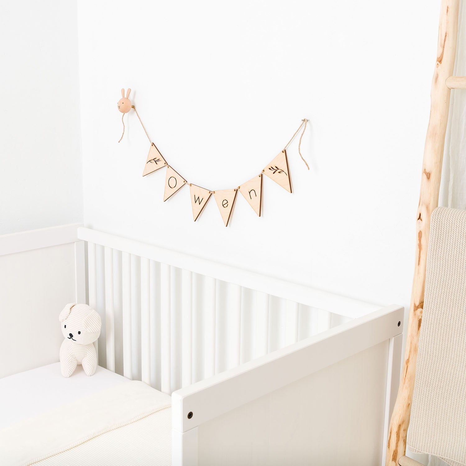 Houten vlaggenlijn met naam – gepersonaliseerde kinderkamerdecoratie, handgemaakt in België