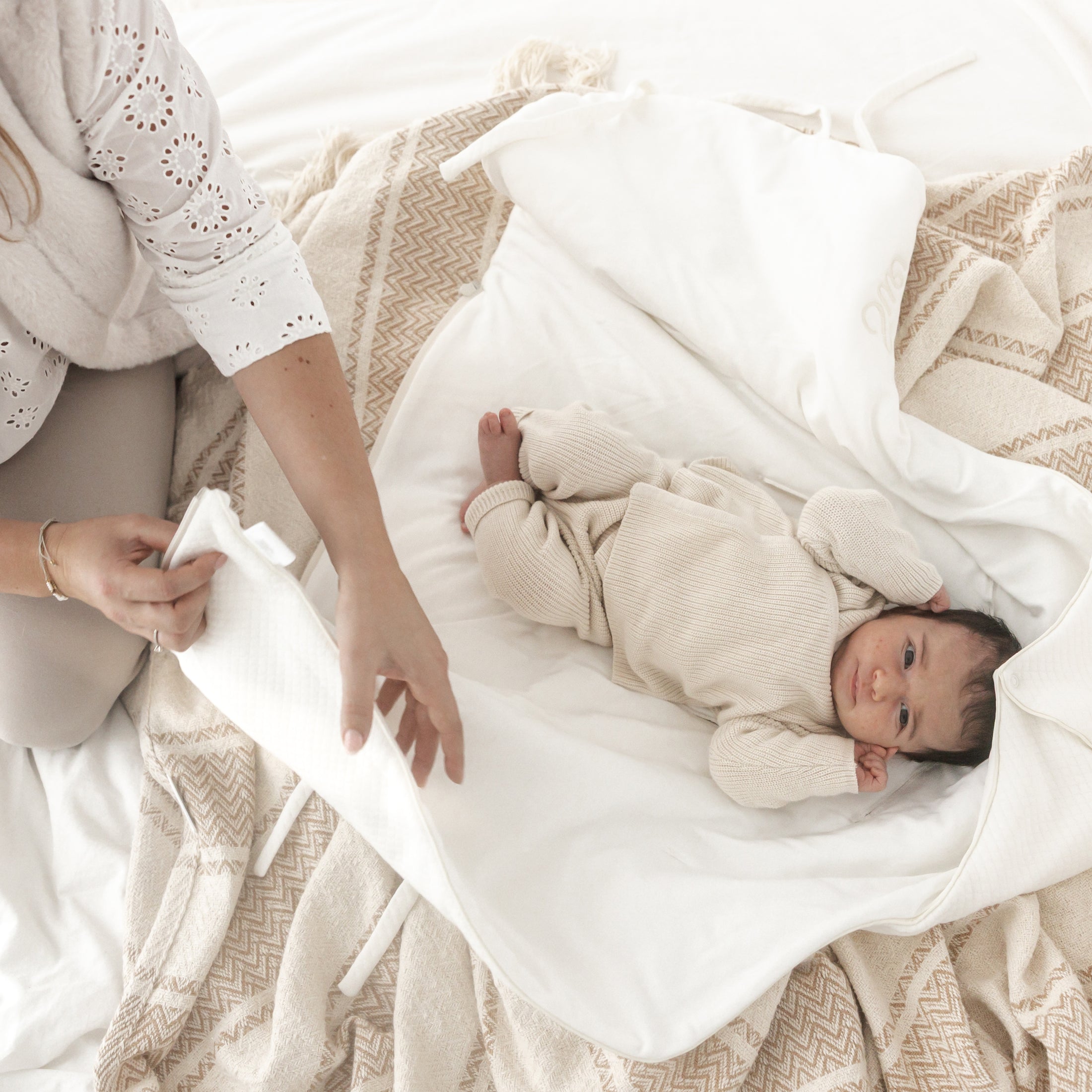 Voetenzak volledig opengelegd – zachte en warme baby voetenzak met strikjes en rits, praktisch en stijlvol ontwerp