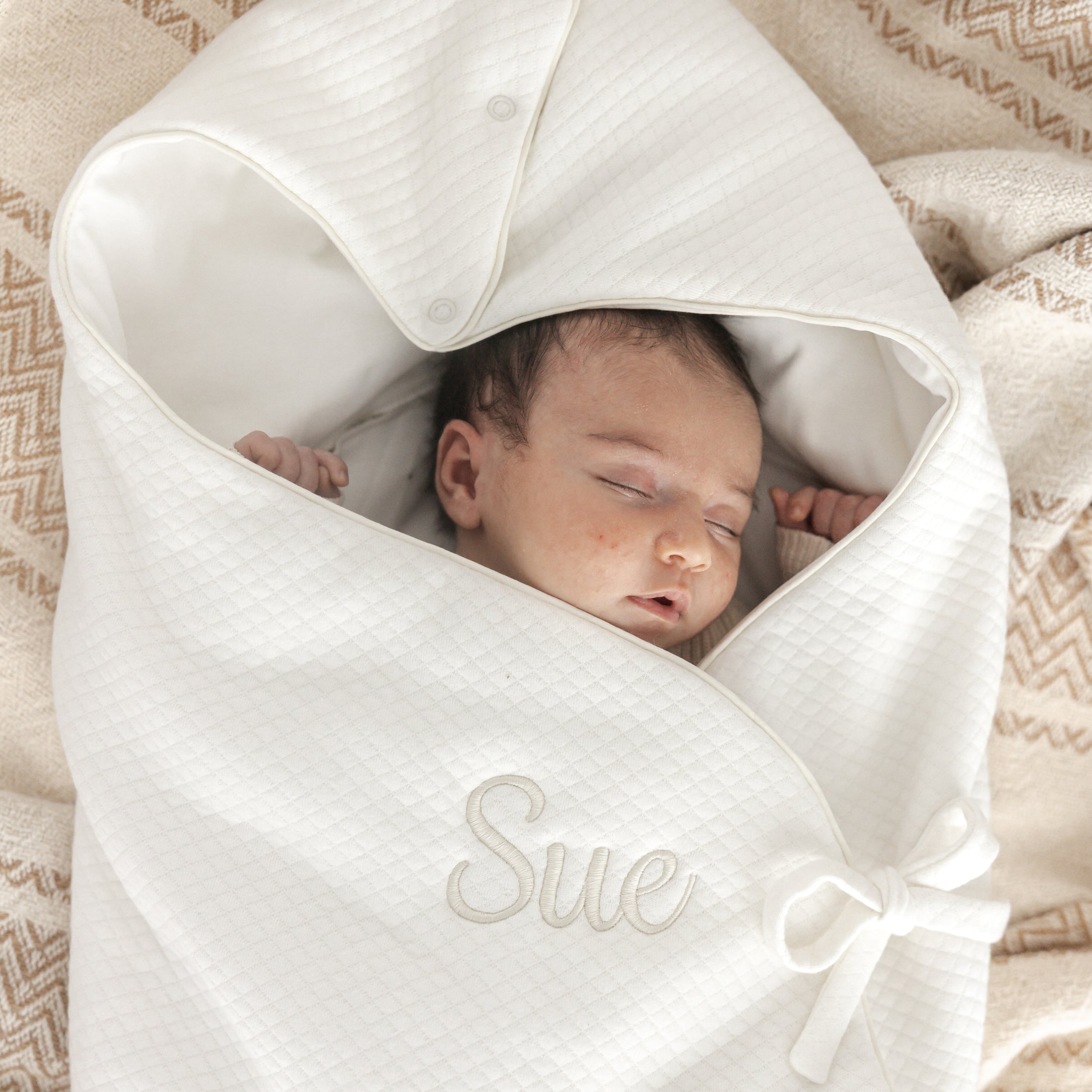 Voetenzak voor kinderwagen – warme baby voetenzak met strikjes en rits, stijlvol en handgemaakt in België