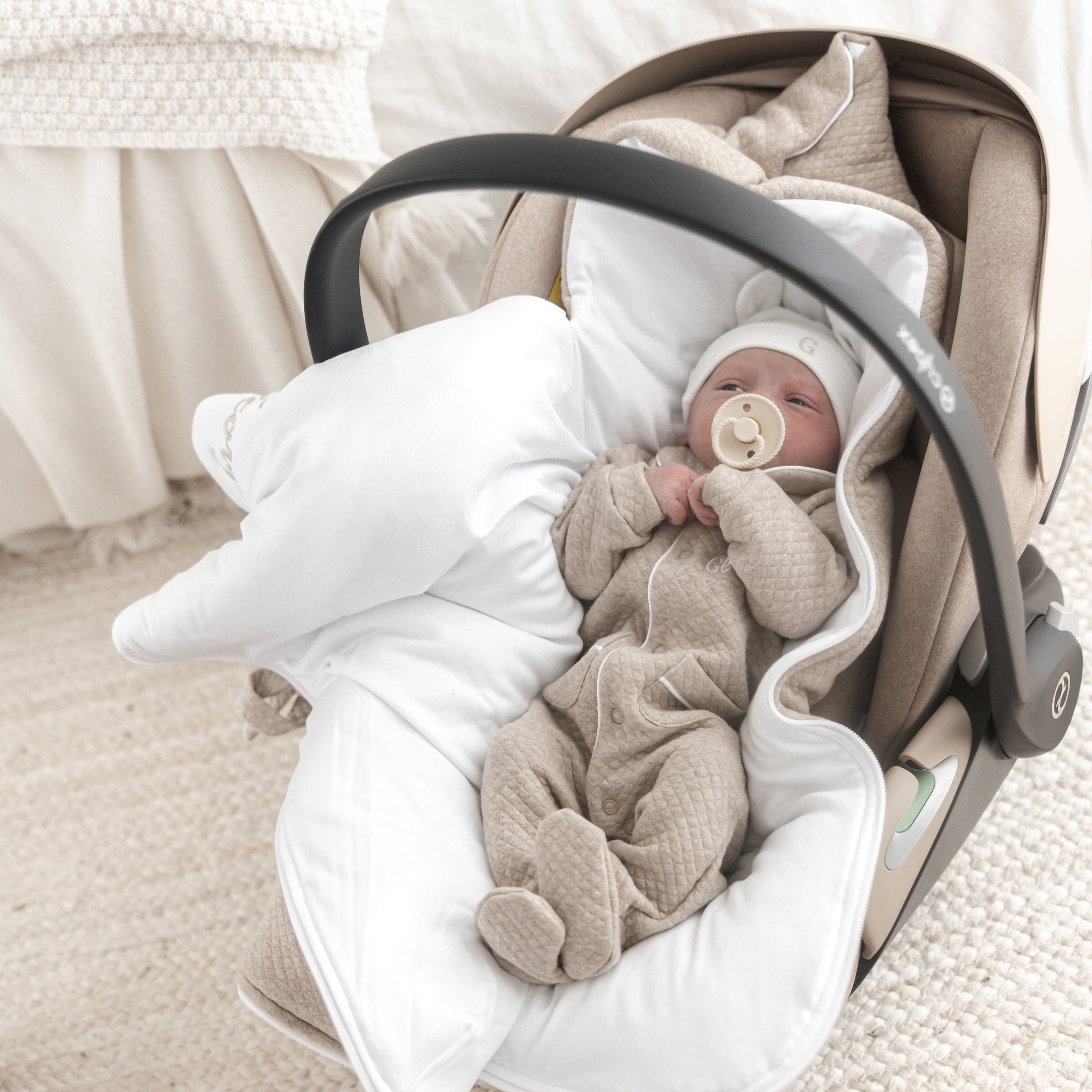 Voetenzak voor Maxi-Cosi in gebruik – warme baby voetenzak, comfortabel en makkelijk open te ritsen