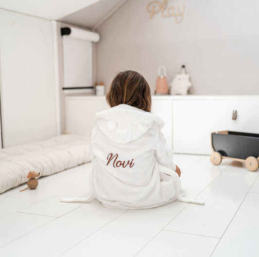 Witte babybadjas met naam geborduurd op de rug – zacht en stijlvol babycadeau